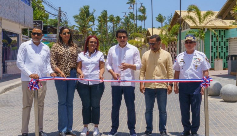 Ministro David Collado inaugura la reparación de la calle Francisco Caamaño Deñó, en Las Terrenas