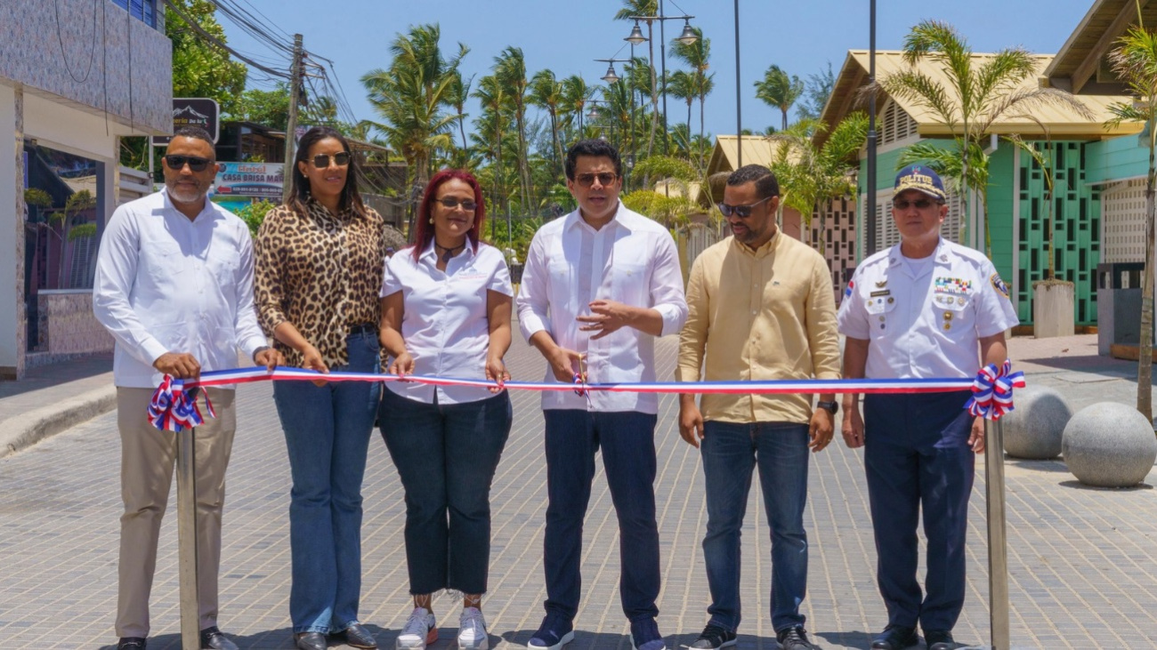 Ministro David Collado inaugura la reparación de la calle Francisco Caamaño Deñó, en Las Terrenas